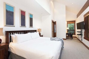 5 bedrooms, iron/ironing board, WiFi, bed sheets - Mountain townhouse w/ hot tub & ski access (Whistler)