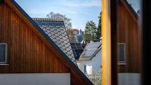 Un edificio de madera con techo inclinado y paneles solares.