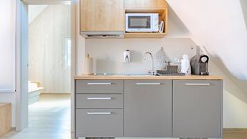 Réfrigérateur, micro-ondes, plaque de cuisson, cafetière/bouilloire