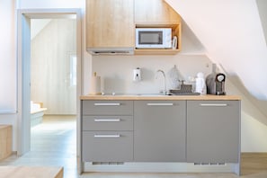 Réfrigérateur, micro-ondes, plaque de cuisson, cafetiÚre/bouilloire