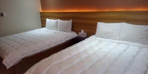 Luxe beddengoed, donzen dekbedden, een bureau, geluiddichte muren