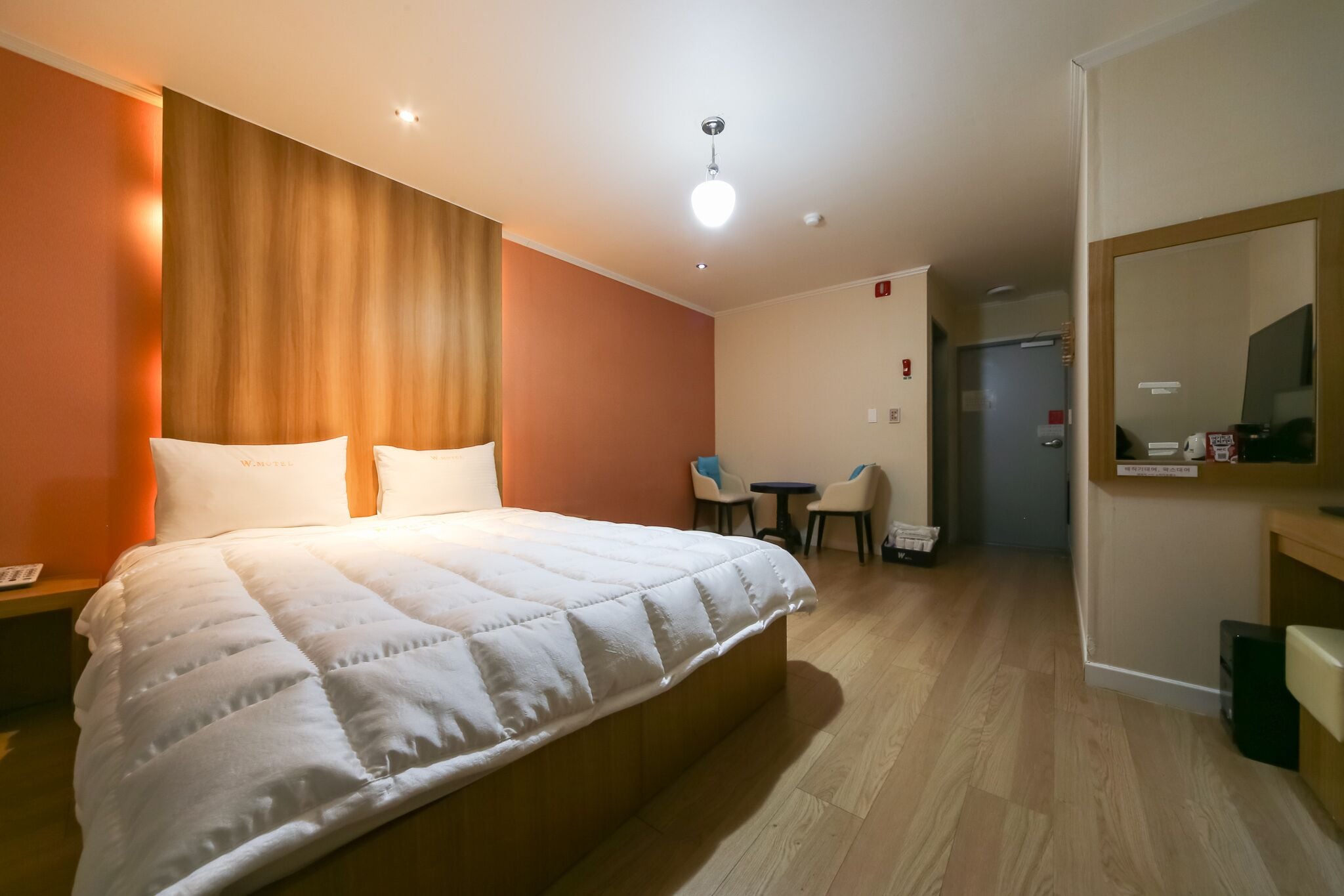 Habitación doble Premium | Ropa de cama de alta calidad, edredón, escritorio y insonorización 