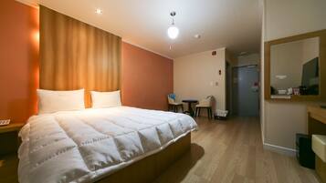 Habitación doble Premium | Ropa de cama de alta calidad, edredón, escritorio y insonorización
