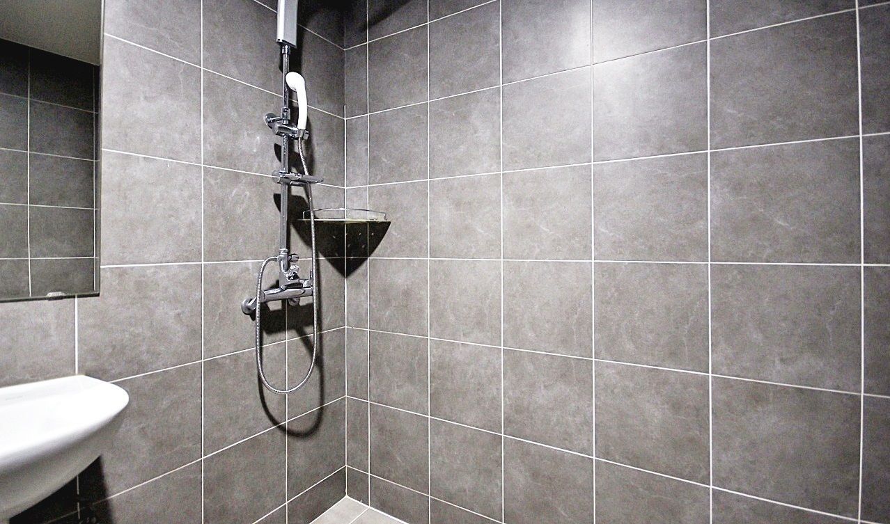 淋浴设施、免费洗浴用品、吹风机、浴袍