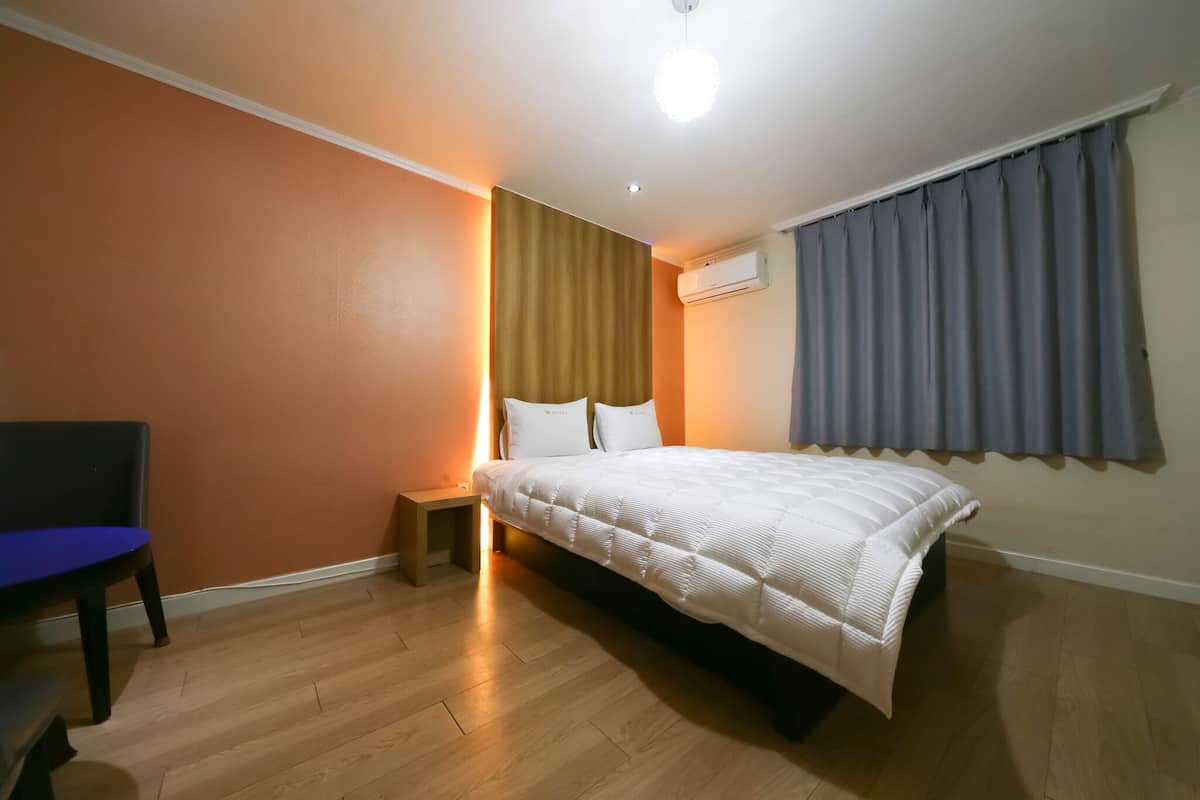 Habitación doble Premium | Ropa de cama de alta calidad, edredón, escritorio y insonorización