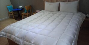 Luxe beddengoed, donzen dekbedden, een bureau, geluiddichte muren