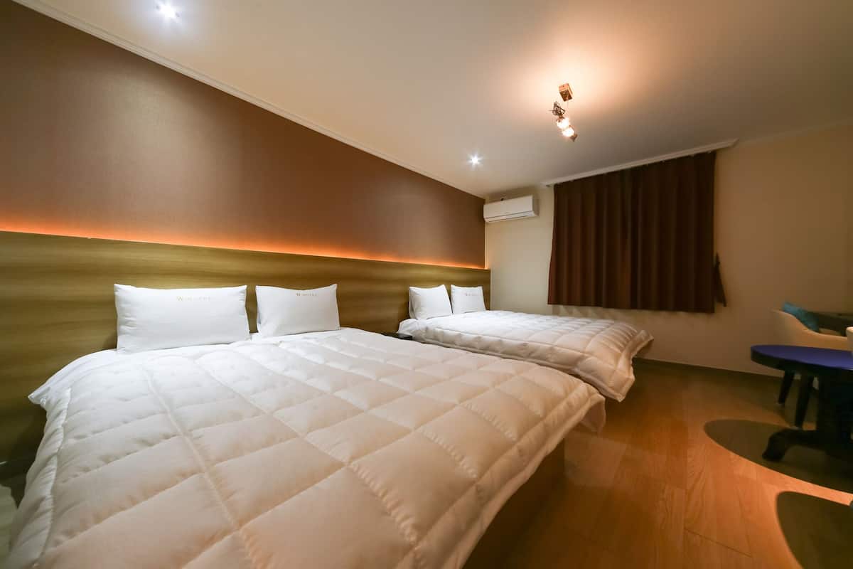 Habitación Premium con 2 camas individuales | Ropa de cama de alta calidad, edredón, escritorio y insonorización
