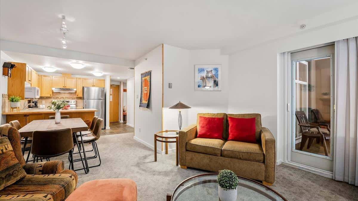 Een modern appartement met keuken, eetruimte en woonkamer.