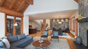 TV, fireplace, offices - Cozy Whistler retreat w/ ski access (Whistler)