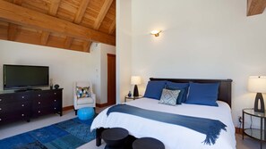 4 bedrooms, iron/ironing board, WiFi, bed sheets - Cozy Whistler retreat w/ ski access (Whistler)