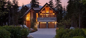 Mountain Chalet, w/ Hot Tub, Pool Table, Fireplace
