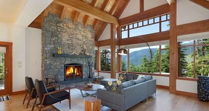 Pet-friendly chalet w/ hot tub, media room