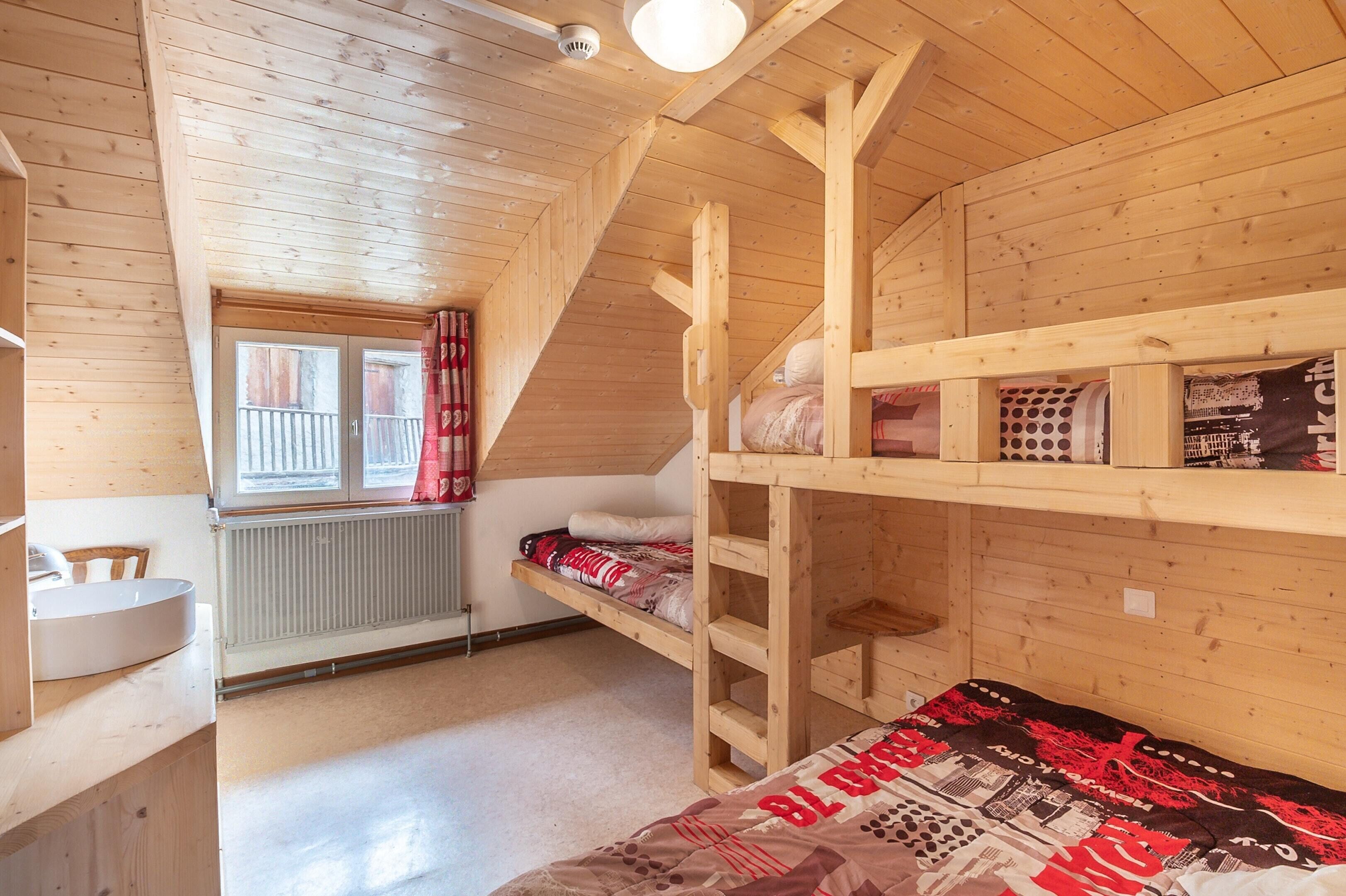 12 bedrooms, iron/ironing board, internet