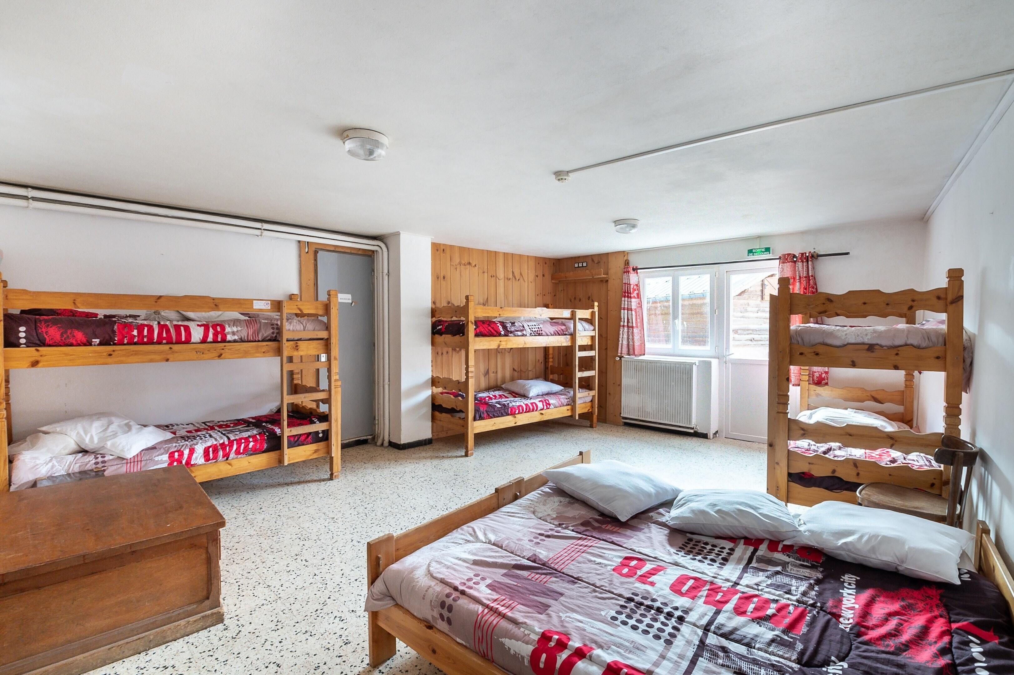 12 slaapkamers, een strijkplank/strijkijzer, internet