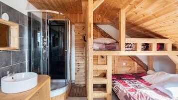 12 soverom, strykejern/-brett og internettilgang