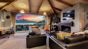 TV, fireplace, DVD player - Chambers City Centre Penthouse (Queenstown)