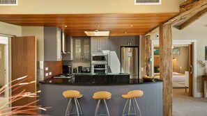 Fridge, microwave, oven, stovetop - Chambers City Centre Penthouse (Queenstown)