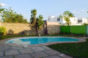 Outdoor pool - Beautiful Mid Century house, 5 bedroom, 1 studio, large backyard and pool. (Mérida)