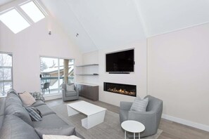 Een televisie, een open haard en een kantoor