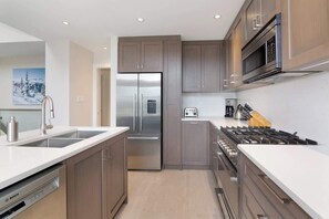 Een koelkast, een magnetron, een oven, een kookplaat