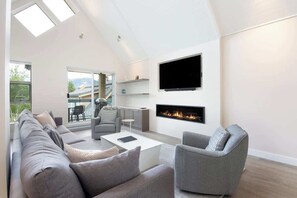 Een televisie, een open haard en een kantoor