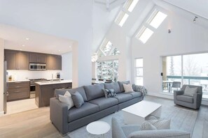 Een televisie, een open haard en een kantoor