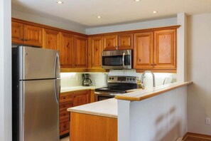 Réfrigérateur, four à micro-ondes, un four, surface de cuisson