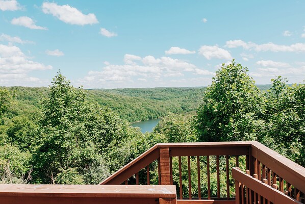 Property grounds - Lake Cumberland Ohana.  Kid friendly, best views, hot tub. (Burnside)