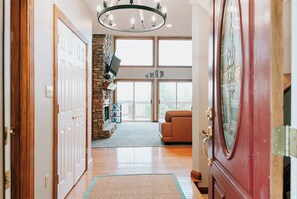 Interior - Lake Cumberland Ohana.  Kid friendly, best views, hot tub. (Burnside)