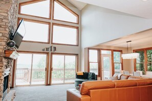 Smart TV, fireplace, video games, table tennis - Lake Cumberland Ohana.  Kid friendly, best views, hot tub. (Burnside)