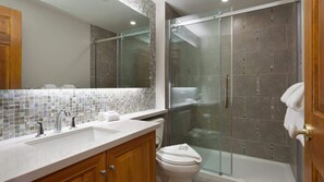 Dusche, Haartrockner, Handtücher, Shampoo