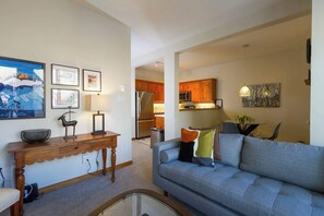 TV, fireplace, offices - Mountain townhouse w/ hot tub & parking (Whistler)
