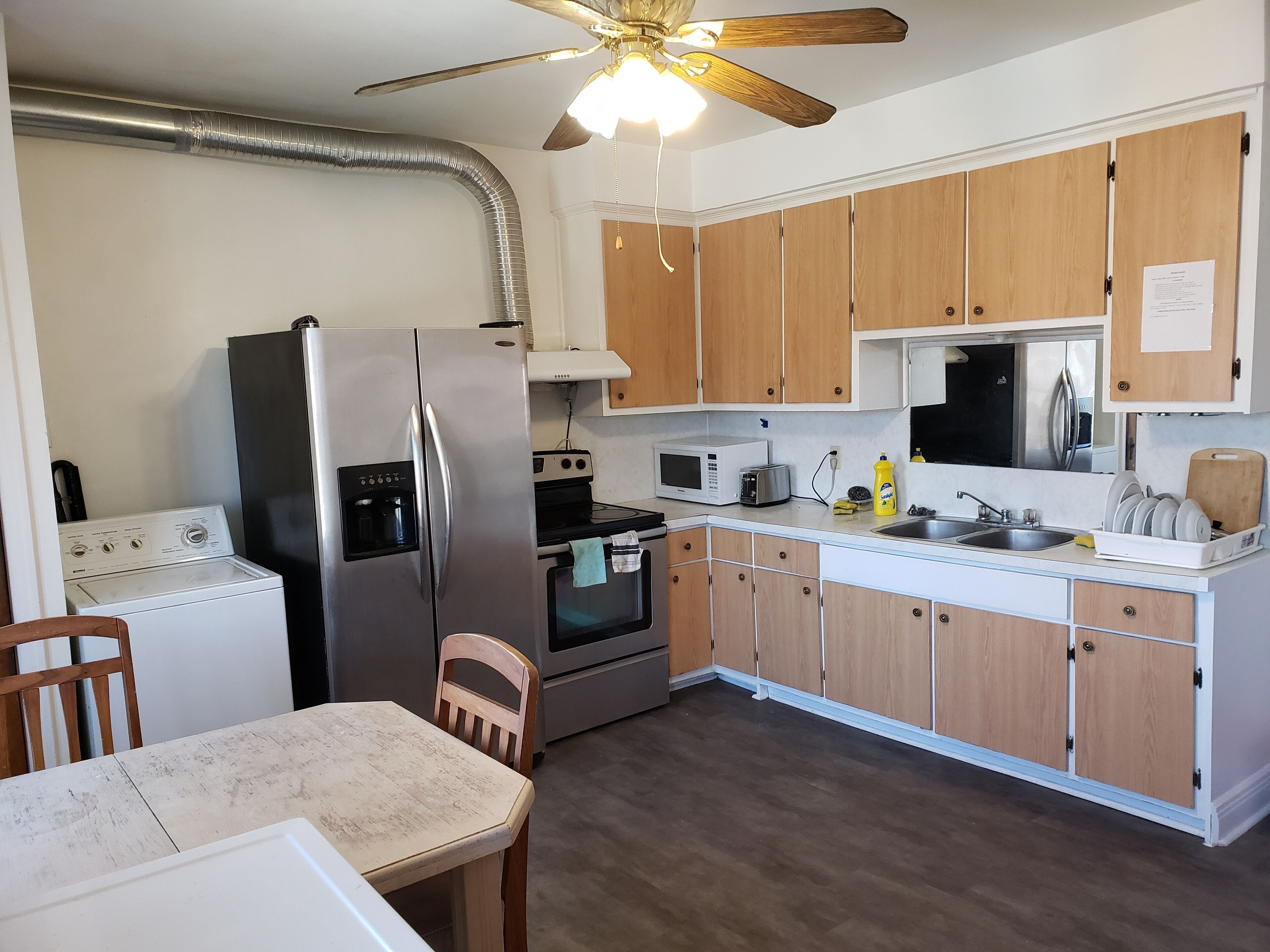 Full-size fridge, microwave, oven, stovetop