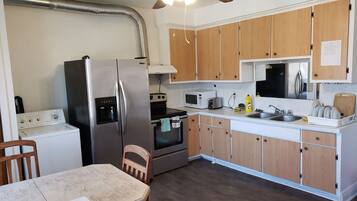 Full-size fridge, microwave, oven, stovetop