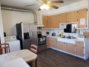 Full-sized fridge, microwave, oven, stovetop