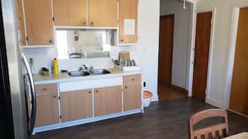 Refrigerador con congelador, microondas, horno y parrilla de estufa