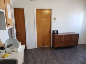 Full-size fridge, microwave, oven, stovetop - Apartment near Metro Monk Station (Montreal)