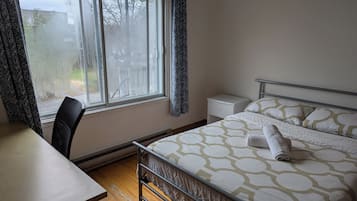 Habitación básica doble, 1 cama matrimonial, para no fumadores | 1 habitación, escritorio y wifi gratis