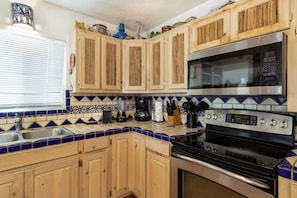 Frigorífico, microondas, horno y placa de cocina