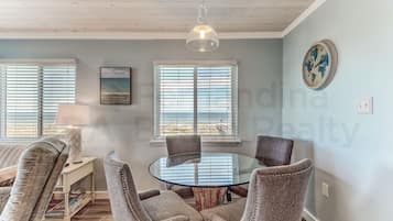 Condo, 2 Bedrooms | Tempat makan