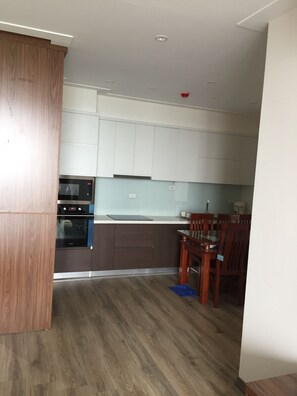 Fridge, microwave, stovetop, cookware/dishes/utensils
