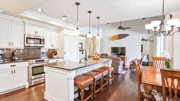 Jääkaappi, mikroaaltouuni, uuni, liesi