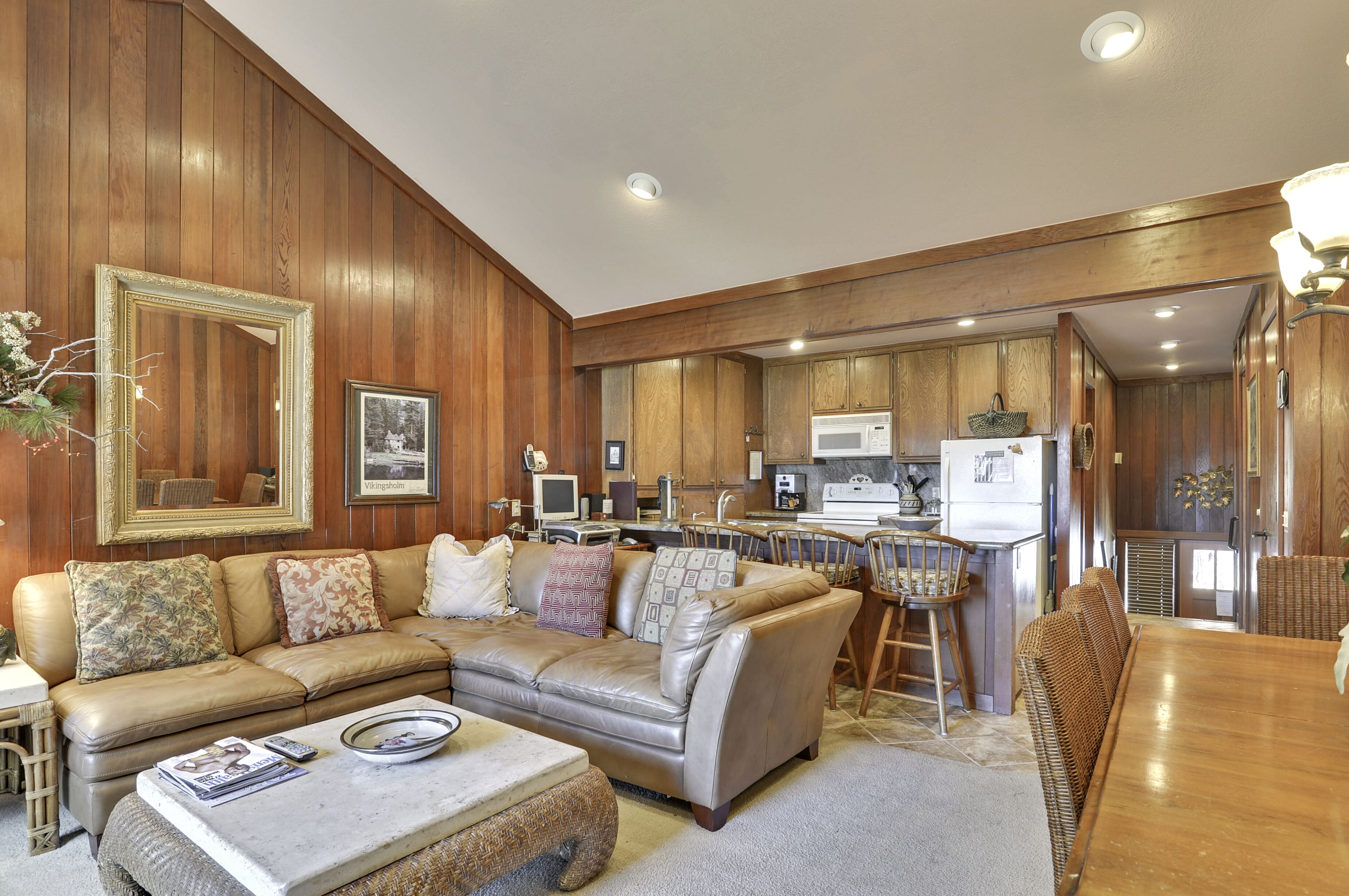 Smart-TV, peis, DVD-spiller og stereoanlegg