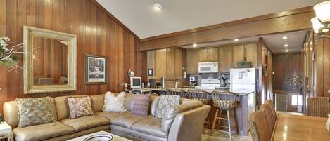 Smart-TV, peis, DVD-spiller og stereoanlegg