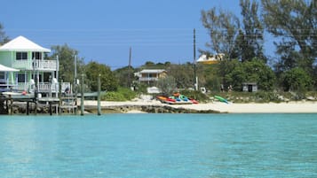 靠近海滩、沙滩椅、沙滩毛巾