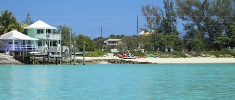 Perto da praia, espreguiçadeiras, toalhas de praia 