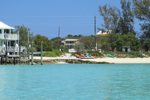 Una playa cerca, sillas reclinables de playa, toallas de playa