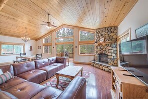 TV, fireplace, DVD player, table football - Tahoe Donner Classic close to Rec Center (Truckee)