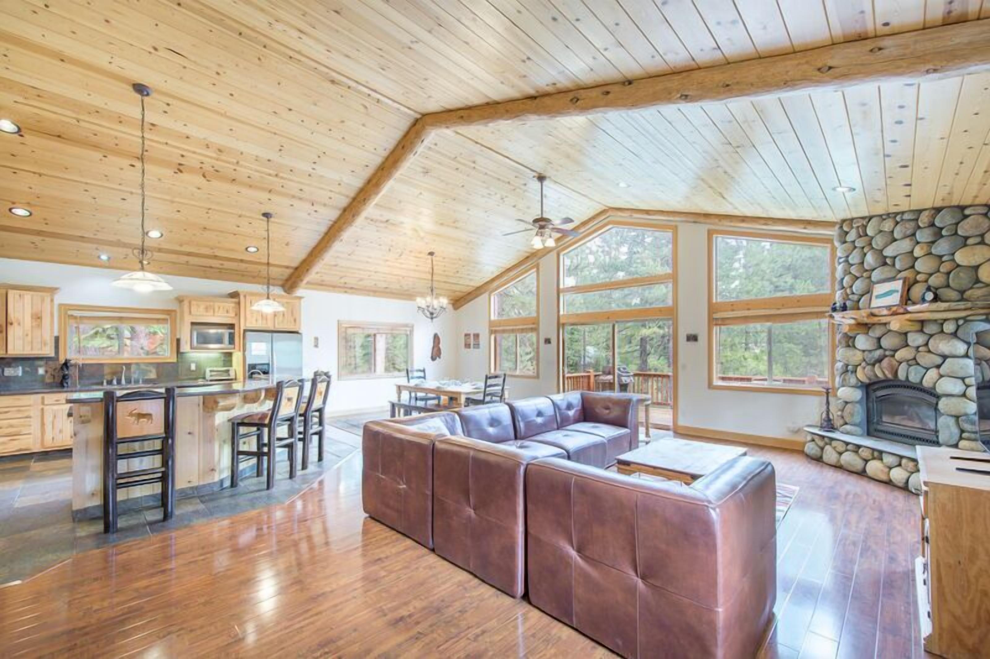 تلفزيون، مدفأة، مشغل دي في دي، كرة قدم الطاولة