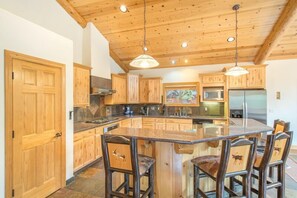 Full Kitchen with Breakfast Bar